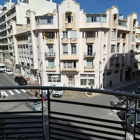 1 Bedroom Next To The And Port Vauban 公寓 *